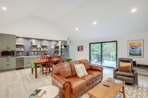 Brevard Retreat Fireplace, Deck and Screened Porch!